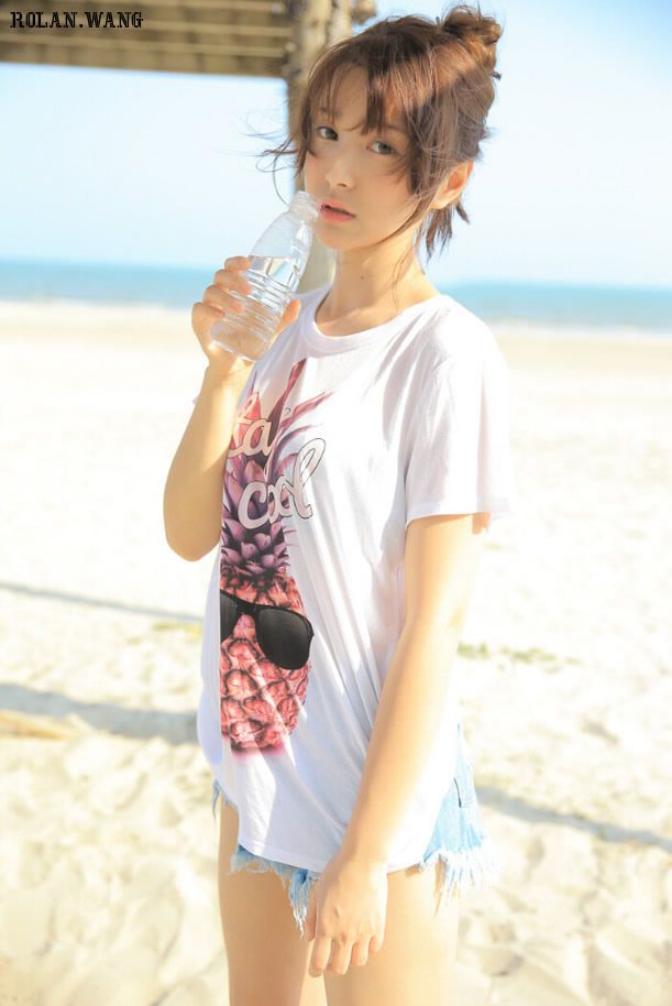 陈柔希清凉一夏写真，女神喝水姿态都超美