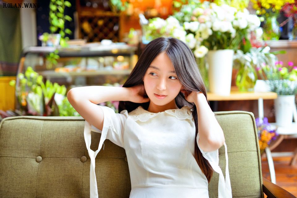 明眸善睐，清纯女神的迷人神态