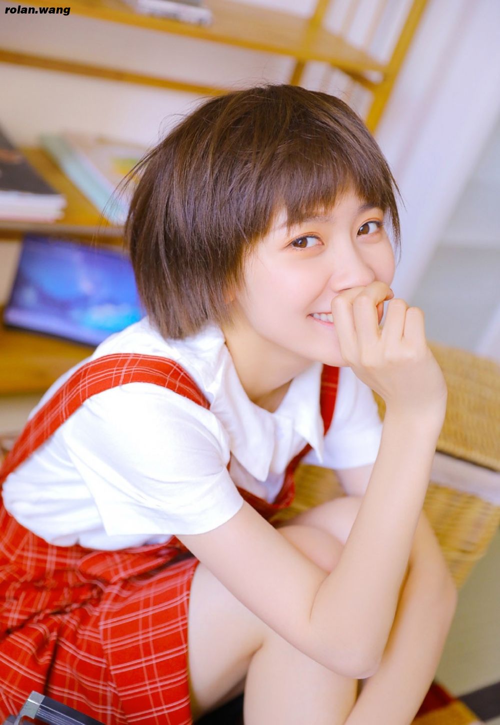 【赞】邻家短发萌妹子少女室内背带裙清爽写真