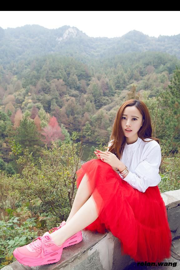 【惊呆了】白衬衫美女秋季爬山美照 一袭红裙美艳动人